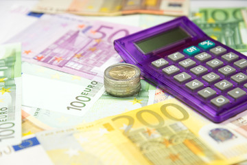 Münzen und Euro Geldscheine