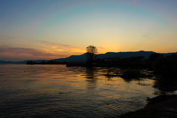滋賀県琵琶湖-夕暮れの湖畔
