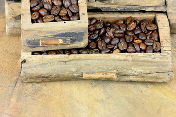 Kaffeekarte - Kaffeebohnen in Schubfächern auf Holzplatte mit Textfreiraum