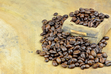 Kaffeekarte - Kaffeebohnen auf einer Holzplatte mit Textfreiraum