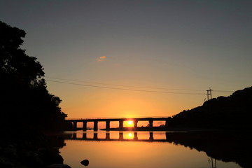 Fototapeta premium 鉄道橋の日の出 宮崎県日南市