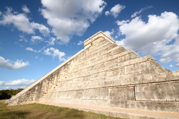 Fototapeta na wymiar The Kukulkan Pyramid, aka El Castillo, in Ancient Mayan City Chichén Itzá. Yucatan, Mexico