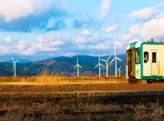 風車と列車　陸羽西線・狩川
