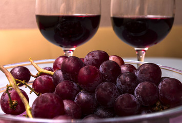 wine in the wine glass, grape in the vase