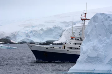 Wandcirkels aluminium Schiff in der Antarktis © bummi100