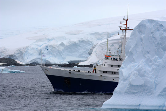 Schiff in der Antarktis