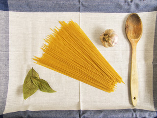 Pasta integral comida sana sobre paño de cocina