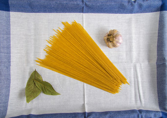 Pasta integral comida sana sobre paño de cocina
