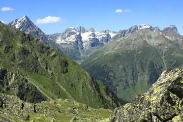 Fototapeta na wymiar Macun Seenplatte, Blick auf Silvrettaberge