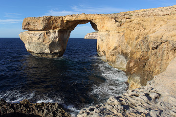 Klifowe wybrzeże w rejonie Azure Window na maltańskiej wyspie Gozo - obrazy, fototapety, plakaty