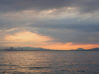 淡色の夕日