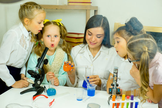 kids making science experiments