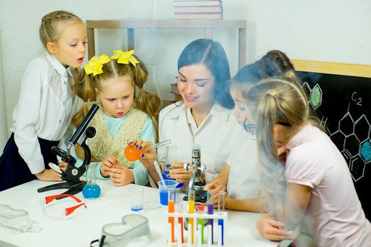 kids making science experiments