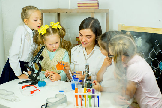 kids making science experiments