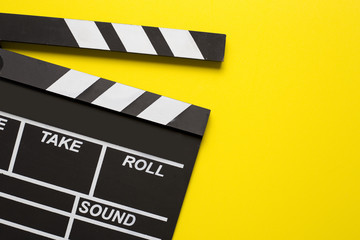Obraz premium movie clapper on yellow background