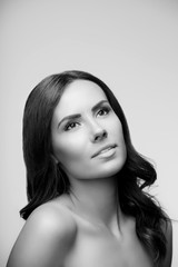 Naklejka premium beautiful young woman looking up, black and white