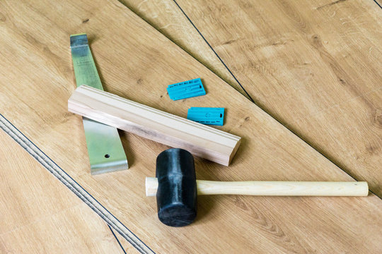 Werkzeug f&uuml;r das Verlegen von Laminat