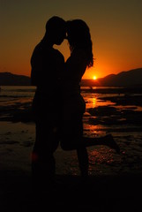 Fototapeta premium Liebespaar am Strand, Sonnenuntergang