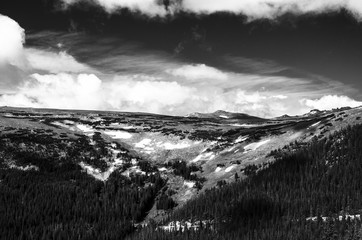 Obraz premium mountain landscape in black and white, landscape of colorado rocky mountain national park