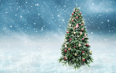 Geschmückter Christbaum im Schneetreiben 