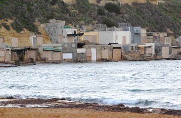 Garaże dla łodzi na wybrzeżu Malty
