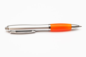 orangener  Kugelschreiber freigestellt