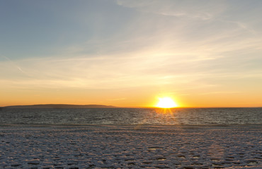 Naklejka premium sunset winter sea.