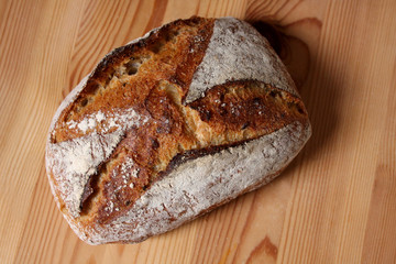 Dunkle Krustensemmel mit Röstmehl gebacken