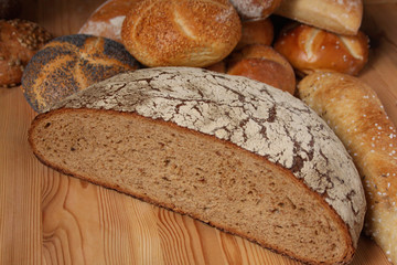 Bayerisches Sauerteigbrot und verschiedene Gewürzsemmeln 