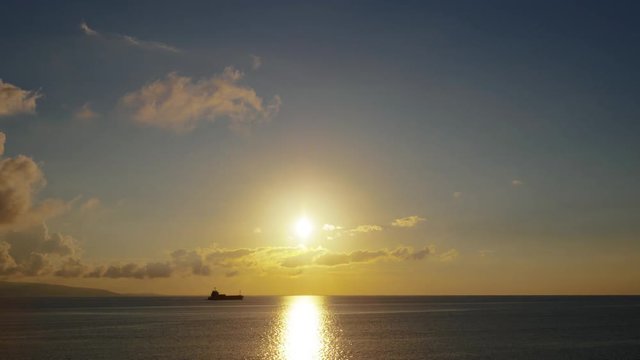 time lapse・水平線に沈む太陽と夕焼けの空