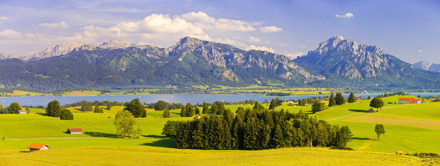 Panorama Landschaft im Allgäu in Bayern mit Alpen und Forggensee