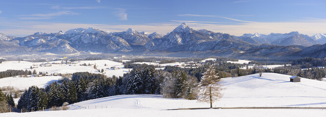 Fototapeta na wymiar Panorama Winterlandschaft im Allgäu in Bayern