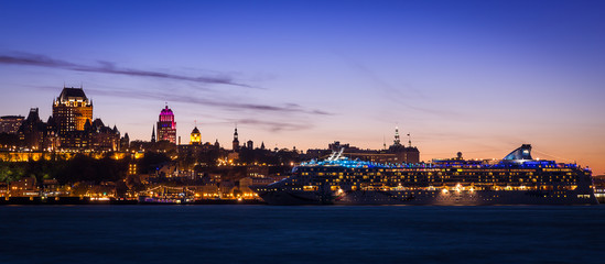 Fototapeta premium Quebec City Skyline Panorama At Sunset