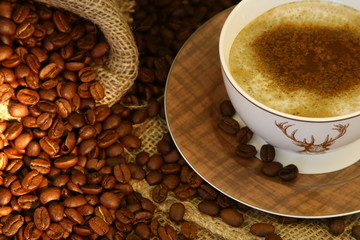 kaffeebohnen mit tasse