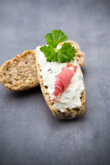Crispbread with soft cheese with herbs and bacon.