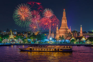 Wat arun en cruiseschip in de nacht onder nieuwjaarsviering, de stad Bangkok, Thailand