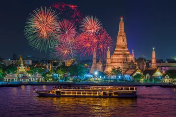 Foto op Canvas Wat arun en cruiseschip in de nacht onder nieuwjaarsviering, de stad Bangkok, Thailand © Southtownboy Studio