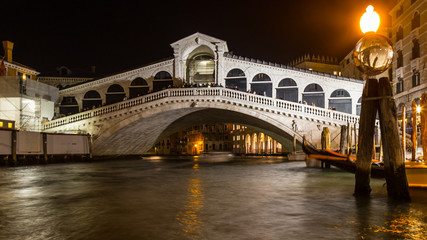 Fototapeta na wymiar View on the Rialoto bridge by night in Venice Italy