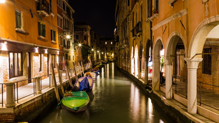 Obraz na płótnie Canvas Night scene of the canals of Venice Italy