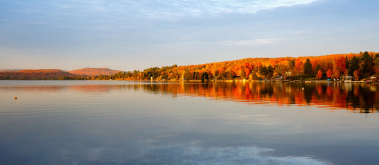 Fototapeta na wymiar Autumn scene by the lake