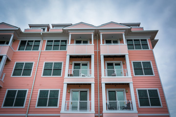 Fototapeta na wymiar Pink condominium building in North Beach, Maryland.