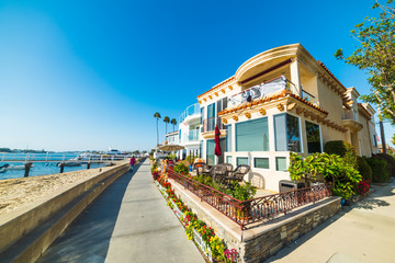 Obraz premium Beautiful houses by the sea in Balboa Island