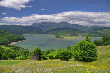 Fototapeta na wymiar landscape of lake and mountain in Romania