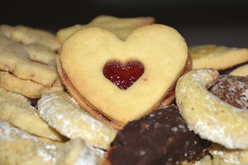 Weihnachtsbäckerei - Herz aus Mürbteig mit Marmelade
