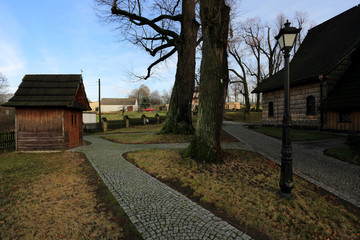 Kościół drewniany w Truskolasach XVIII w. Polska, plac wokół kościoła.