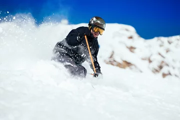Photo sur Aluminium Sports dhiver Male skier skiing at ski resort