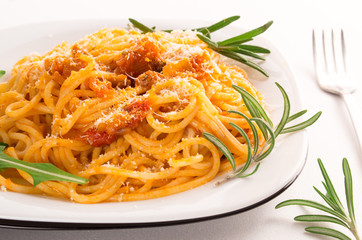 Cooked spaghetti with vegetable sauce