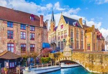Naklejka premium Średniowieczne budynki wzdłuż kanału w Brugii w Belgii