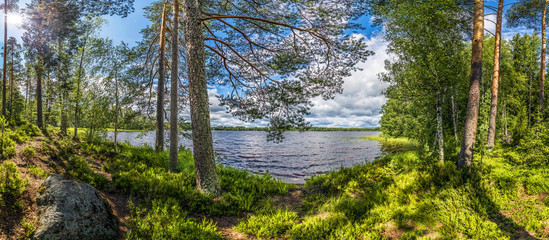 See in Finnland am frühen Morgen