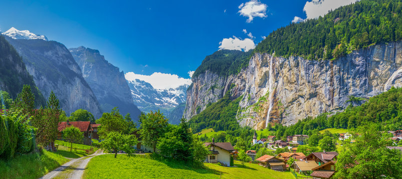 Fototapeta Famous Lauterbrunnen valley with gorgeous waterfall and Swiss Alps, Bern, Switzerland